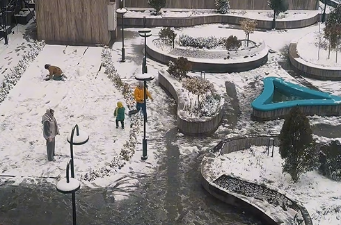 Children playing in the snow in the area of ​​the Dornika Melal Residential Tower, Mashhad